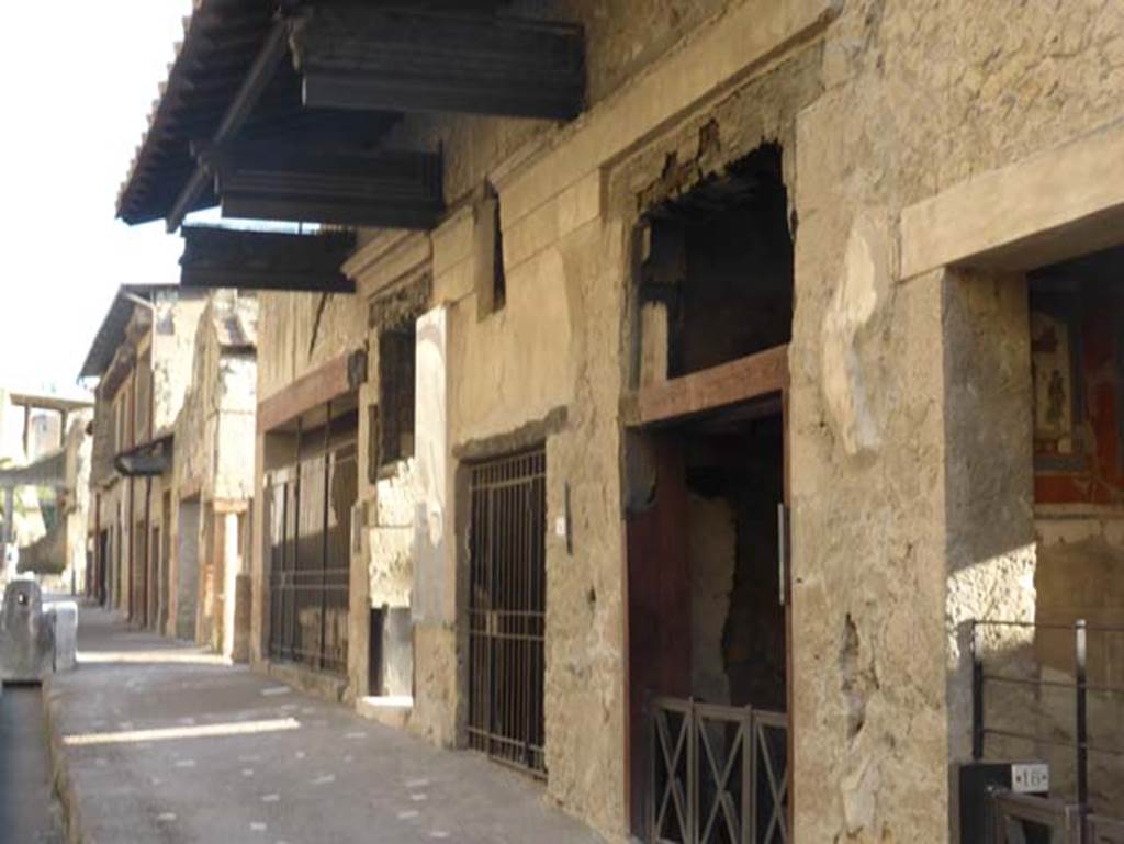 VI.16, Herculaneum, on right. September 2015. Looking east along the Decumanus Maximus.
